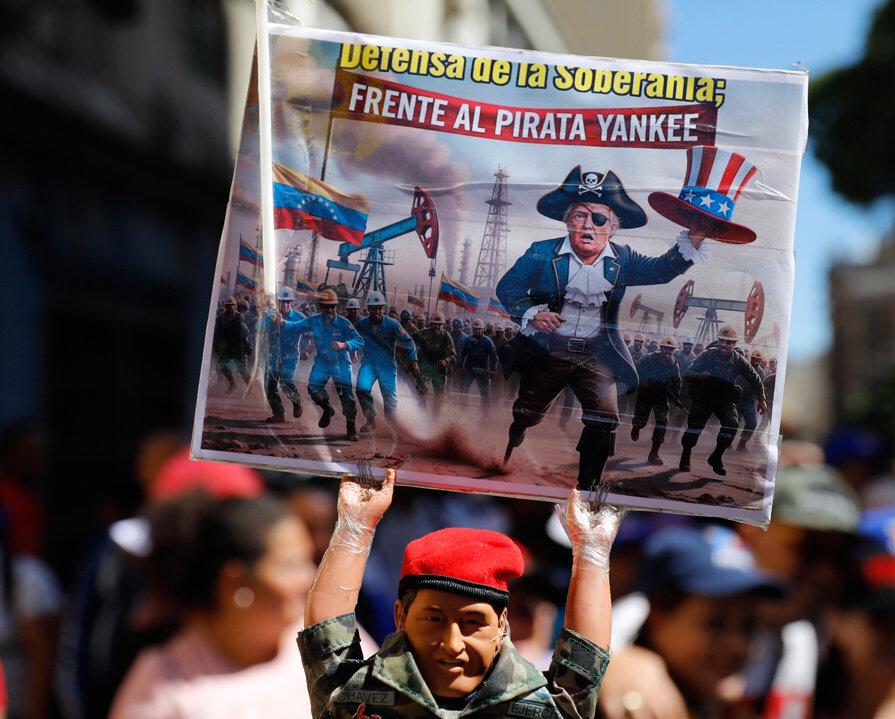 特朗普称会留下或卖掉扣下的石油。
特朗普此前宣布，对所有进出委内瑞拉、受制裁的油