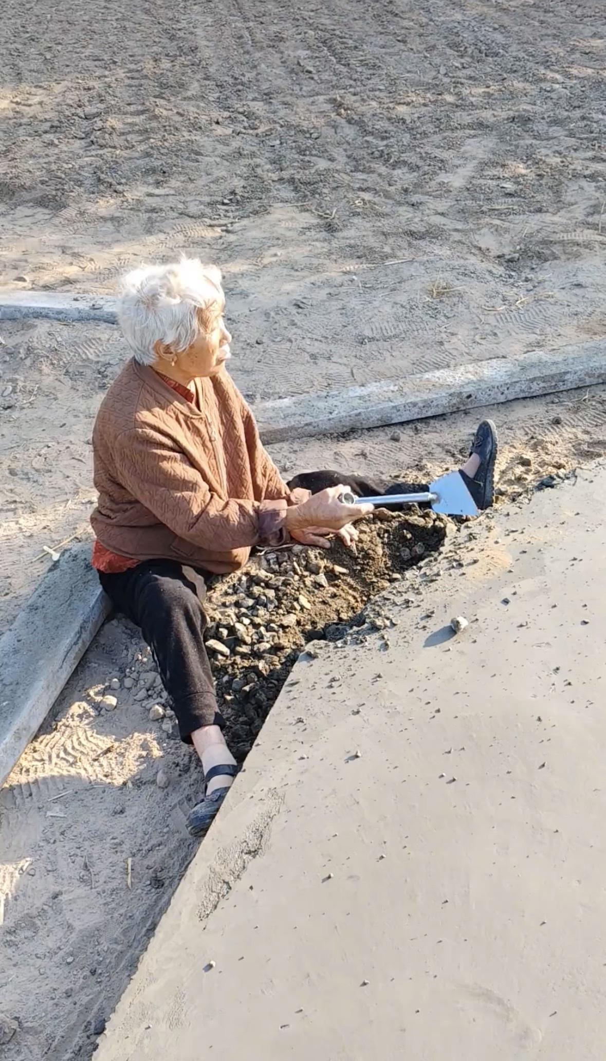 村民反映新修马路被挖路角，村里修路难修路前家家户户协商，结果是村民支持修路不想出