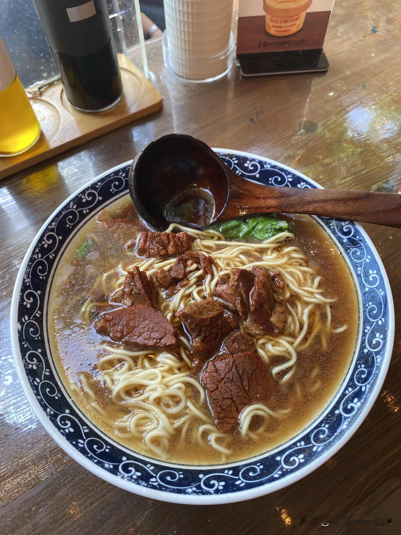 大连杏林街有一家重庆小面，看着挺火爆的，小桌子都排到大街上了。中午，我来中山办事