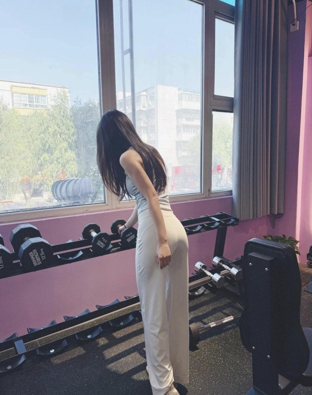 健身女孩的日常：在健身房里享受阳光和锻炼的乐趣