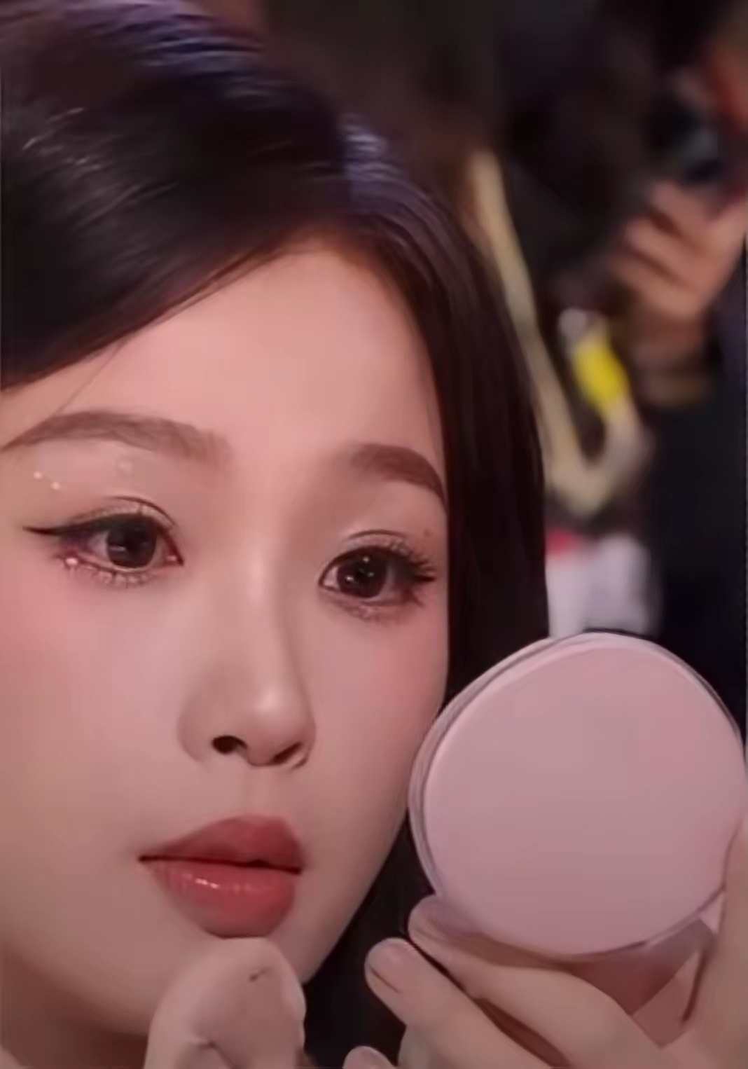 虞书欣在星光大赏内场，直接拿出粉饼补妆，好多人看到这个镜头，觉得她好装，平时讲话