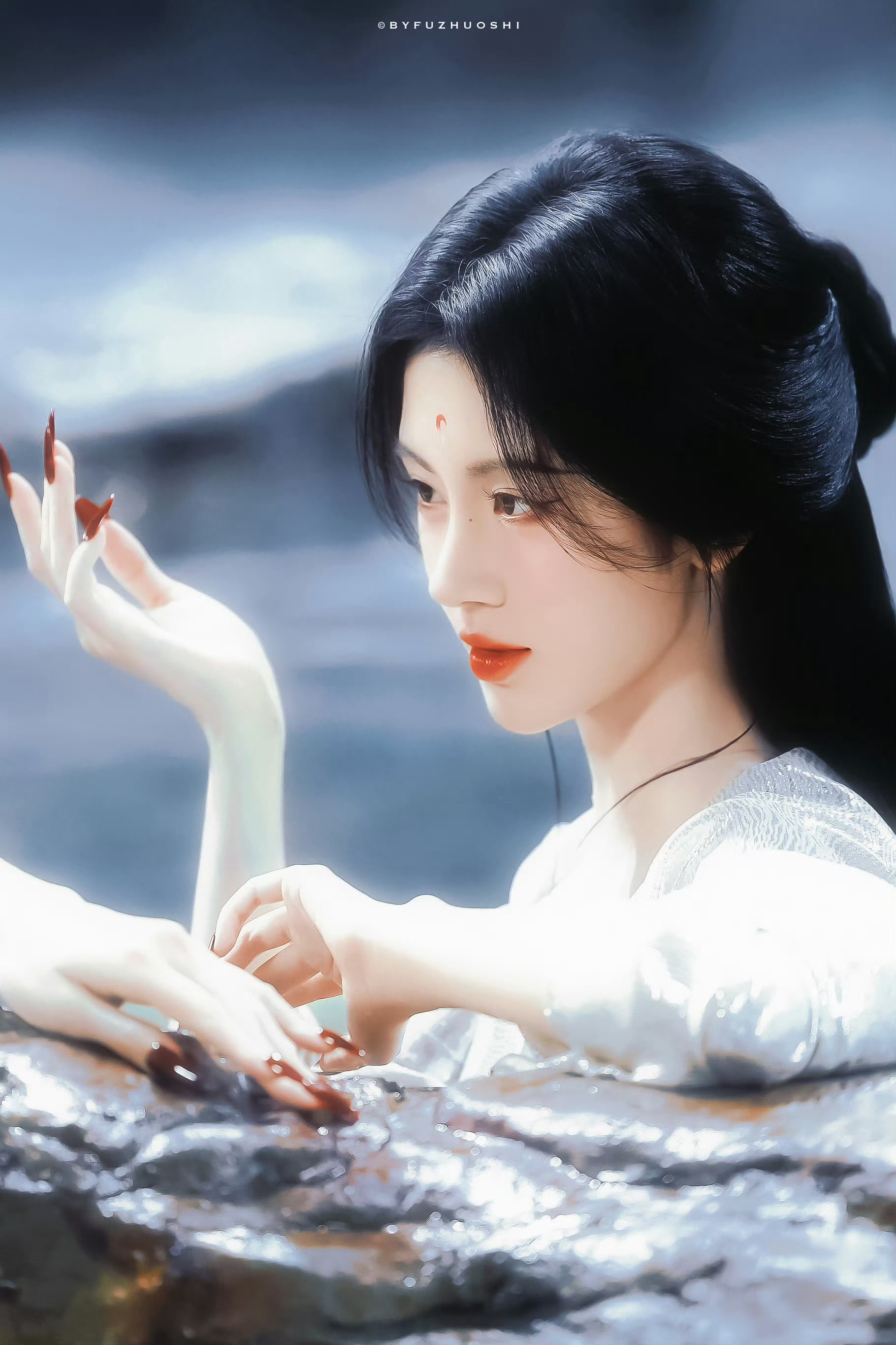 鞠婧祎露芜衣顶级钓系美人露芜衣把寄灵钓成翘嘴了有一说一，鞠婧祎在月鳞绮纪里是美的