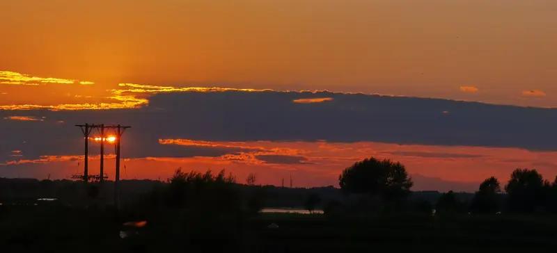 看到“夕阳余晖染天边”这个上联，瞬间就被那唯美的画面击中。这句上联描绘出夕阳西下