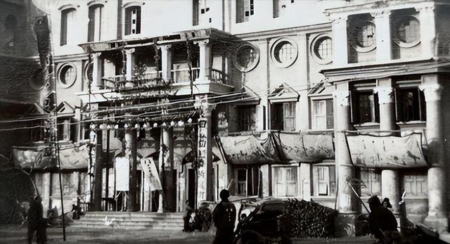 1939年，抗日杀奸团到天津一电影院中杀奸除恶，但是却迟迟找不到目标。这时队长灵