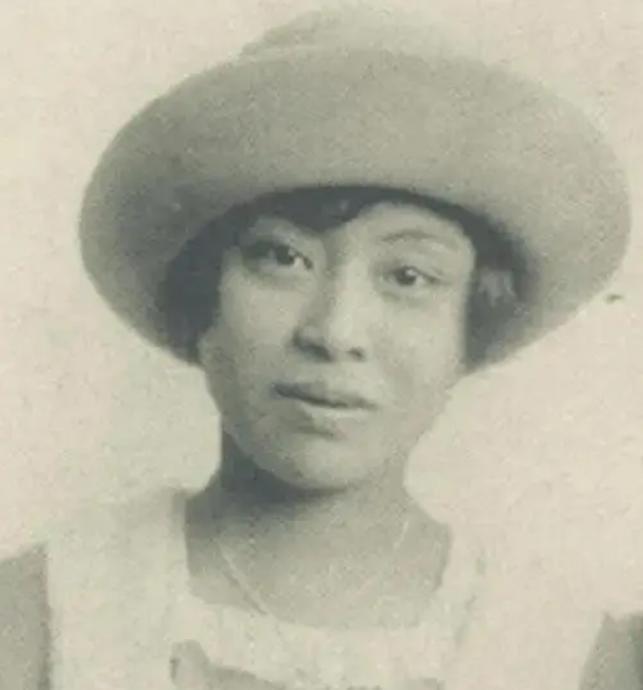 1920年，徐志摩被迫把妻子接到身边。他不喜欢妻子，却每晚都要同房。不久后，妻子