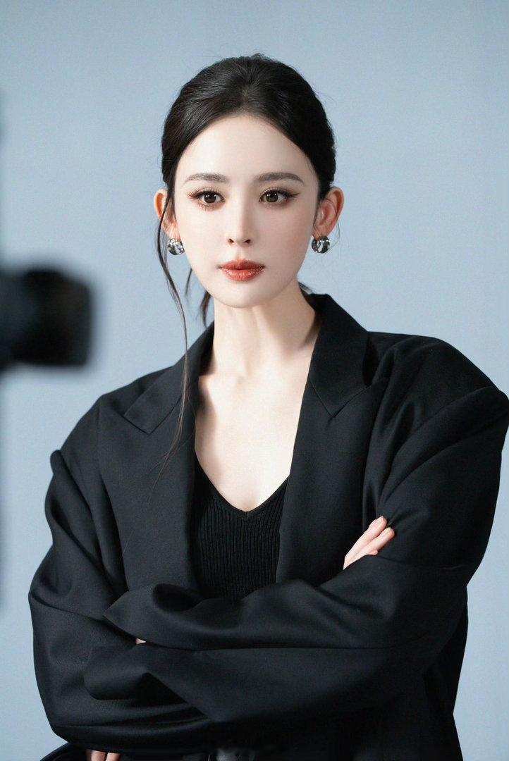 娜扎官宣猛士汽车代言人，今年的第九个代言 