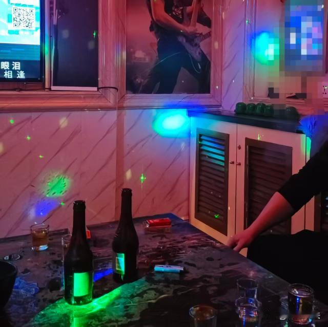 讹人失败！湖南长沙，男子受朋友邀请出去吃饭唱歌，结束后两人开了一间房睡觉，半夜男