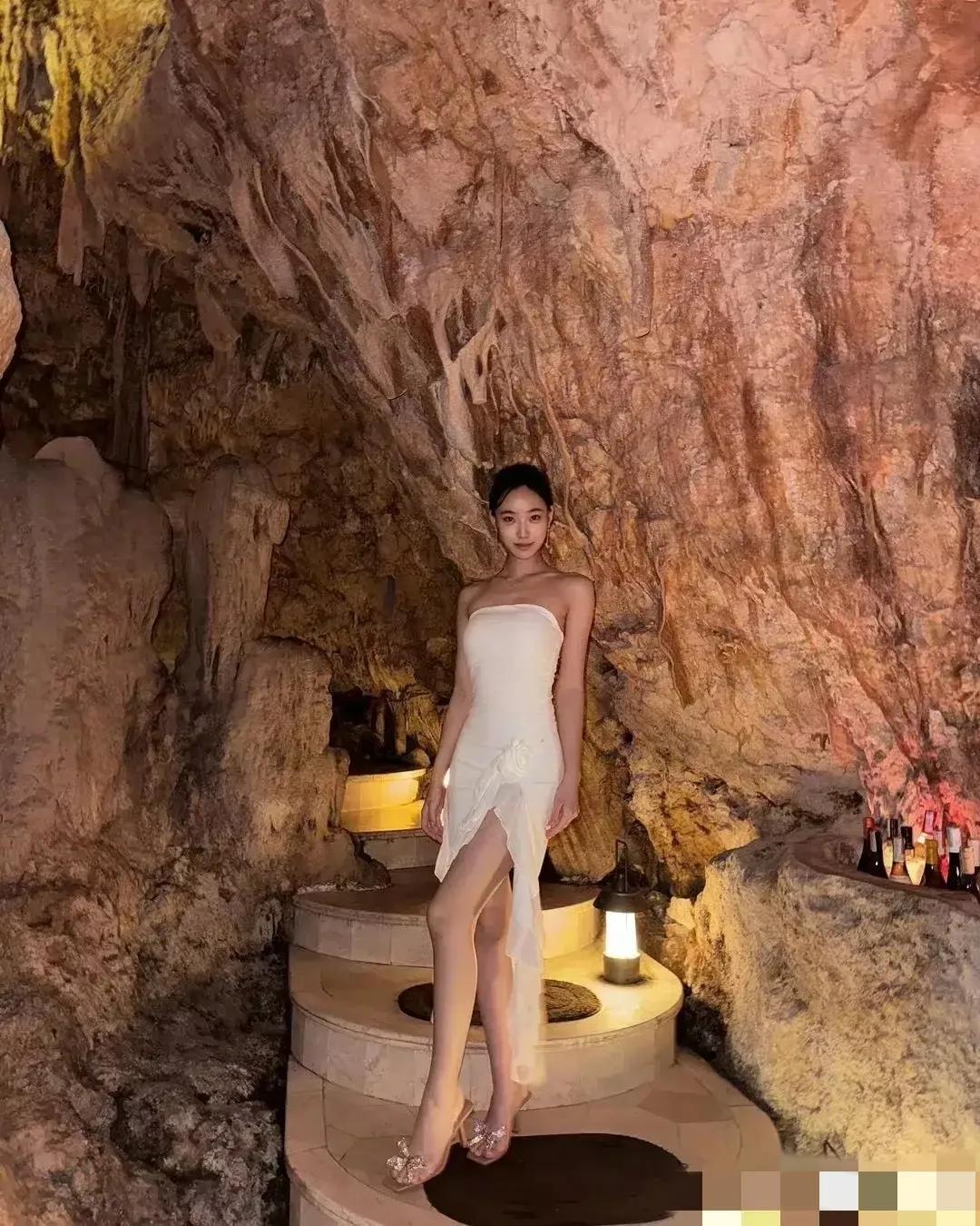 15岁小s二女儿，出水芙蓉般美丽，继承了小s修长的线条。成熟女性的气质。有没有喜