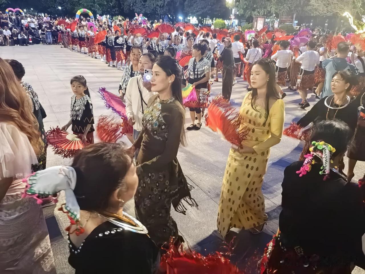 七律·盈江目瑙纵歌
盈江盛事韵悠扬，
目瑙欢歌动八荒。
羽饰飘飞如彩凤，
刀枪闪
