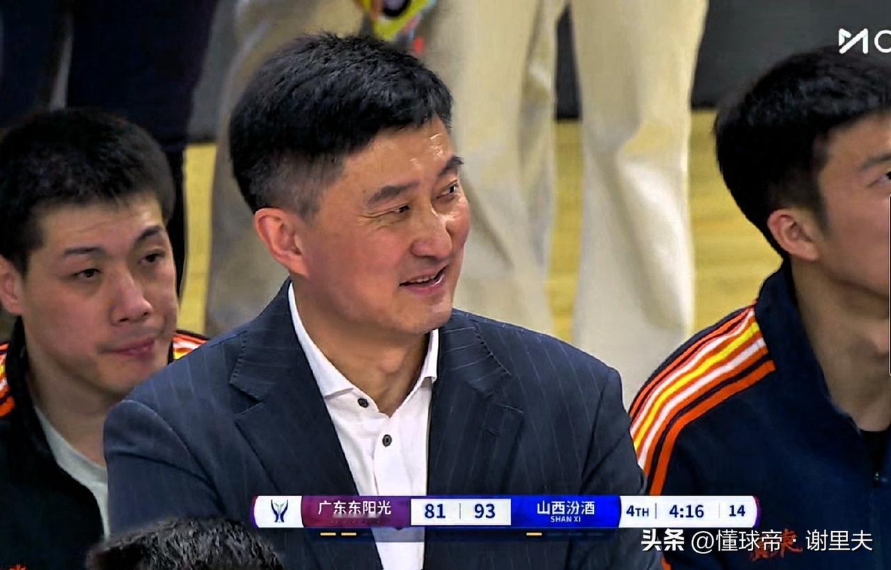 辽宁籍球员张皓嘉抢篮板出界，杜锋罕见露出苦笑，一言难尽，俱乐部杯，宏远遭遇开门黑