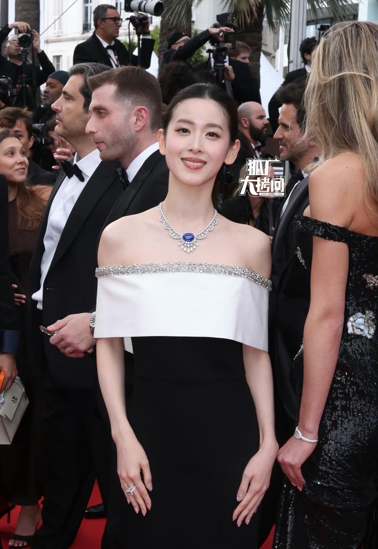 章泽天戛纳红毯成熟知性美[送心]