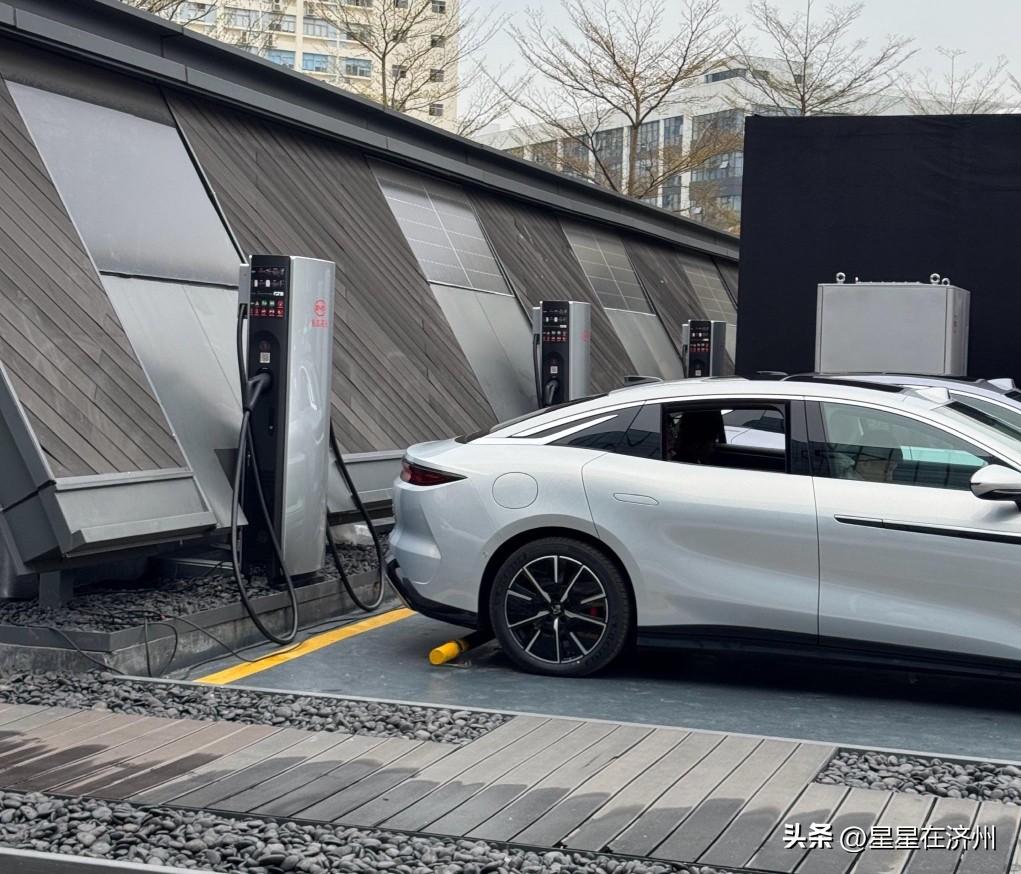 闪充到底会不会影响，
新能源汽车的电池寿命，
终于有大咖出来解释这个问题了……