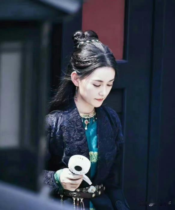 《墨雨云间》疑似换角，网传于妈将原本属于建议以的角色，给了自家艺人赵晴。同样的妆