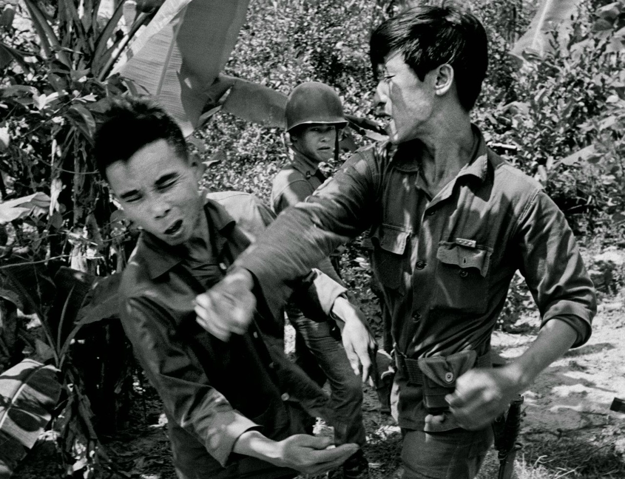 南越士兵拷打一个疑似越共游击队的北越人【越南岘港，1965年】 ​​​