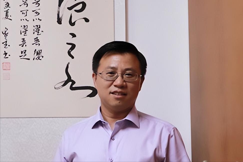 5月15日，北京大学国际关系学院教授王栋接受采访时表示：黄仁勋最后一刻随行访华并