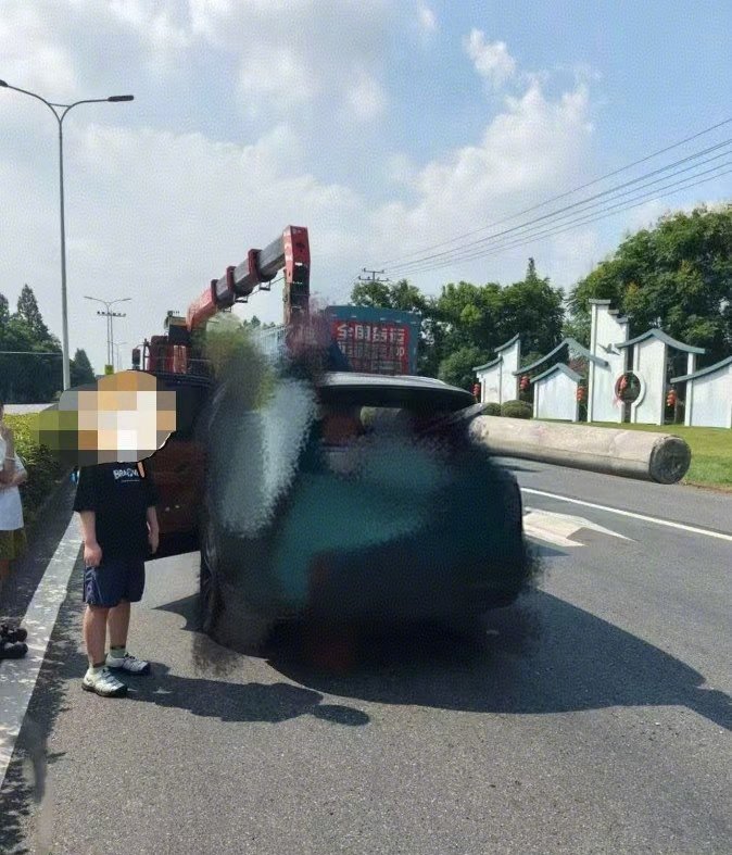 车企回应开智驾追尾挡风玻璃被刺穿这起事故，我觉得既不能看到“开着智驾撞了”，就直