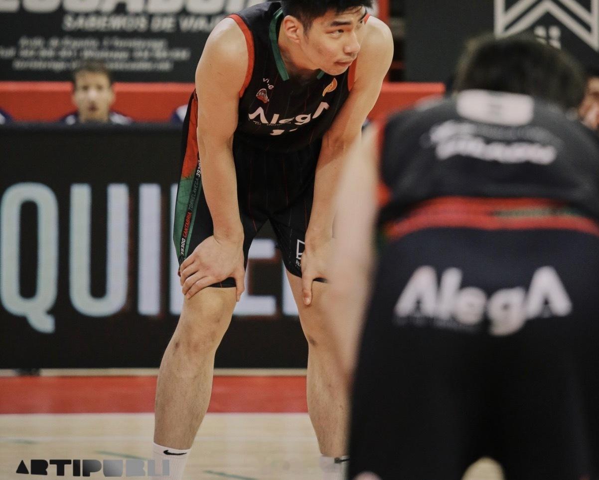 单场砍下27分12篮板2助攻1抢断2封盖，余嘉豪近乎不可阻挡。余嘉豪余嘉豪