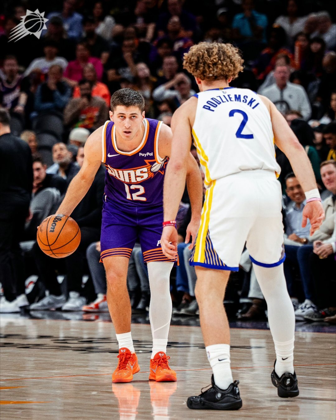 第四节刚爆发的鸡皮，就在防守回合中被库明加顶到了膝盖。看样子是没啥大事，但出于谨