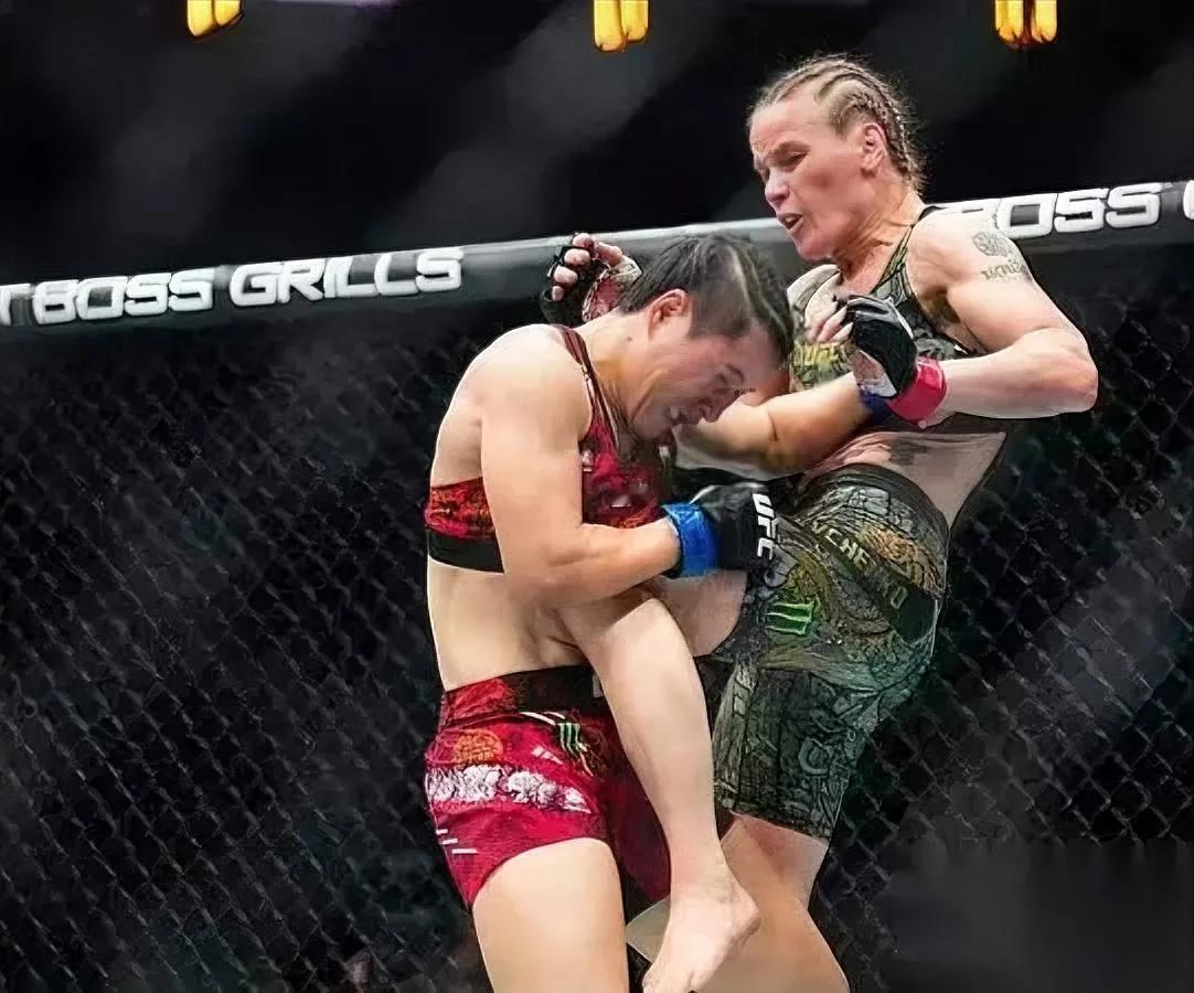 张伟丽擂台遇劲敌！

对手体型竟大一倍？

开场就被压制的她，全靠这招硬扛！不得