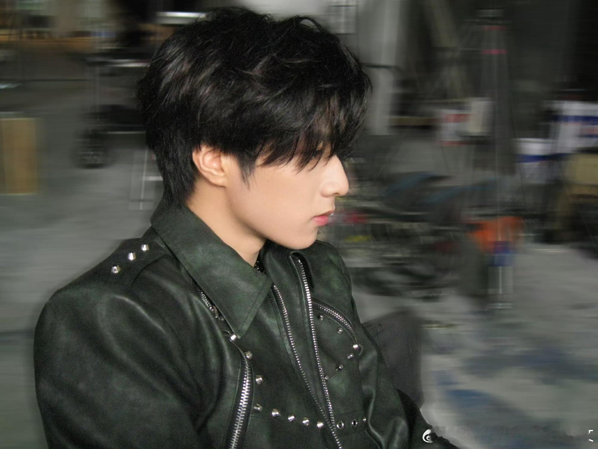 刘耀文2 MANY刘耀文皮衣a感 掉落花絮照，太有电影男主内味儿了！湿发碎发+冷