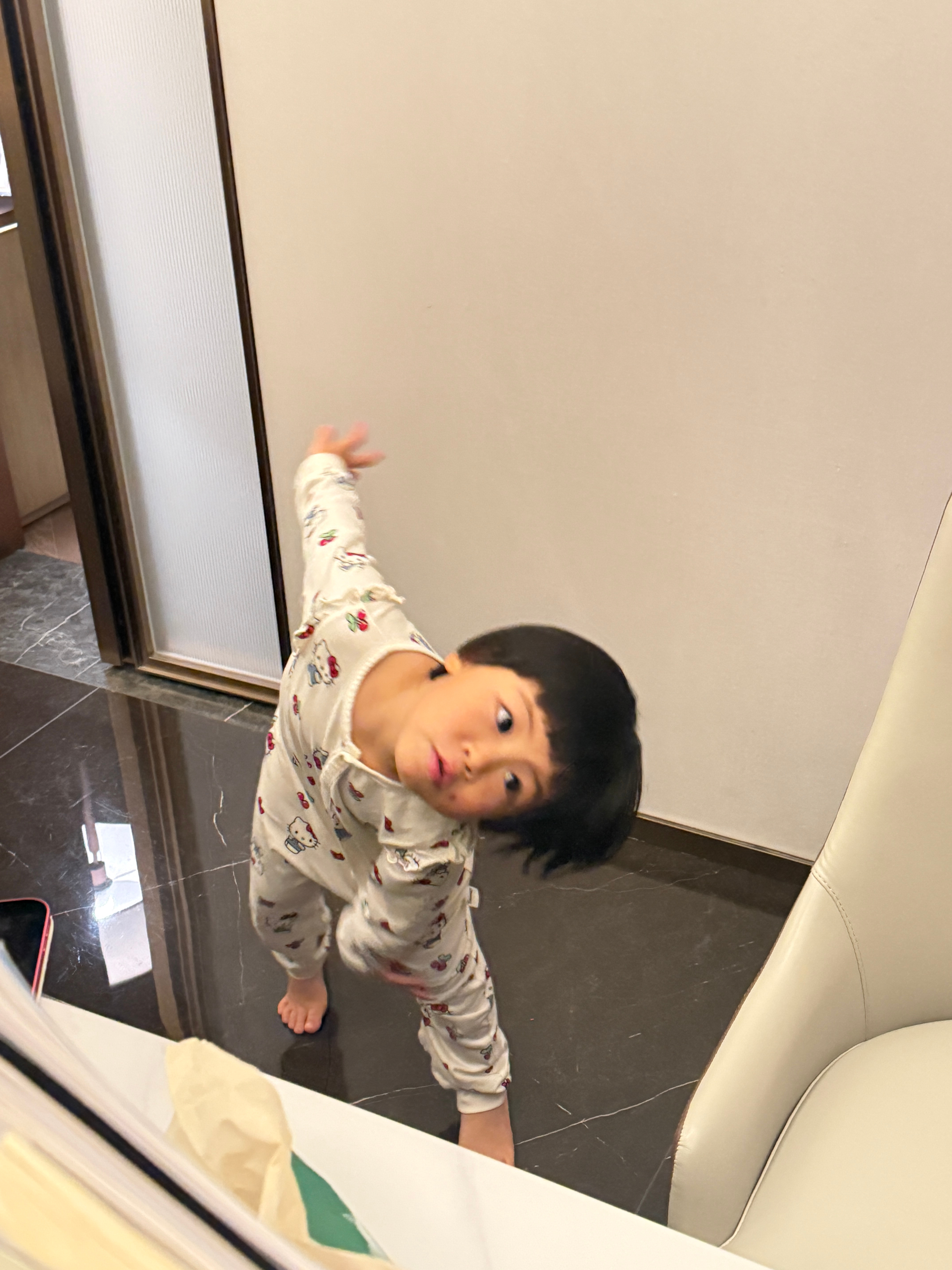 我感觉球宝越来越幽默了昨晚一会儿要玩一会要吃，好不容易吃饱喝足洗干净了，时间来到