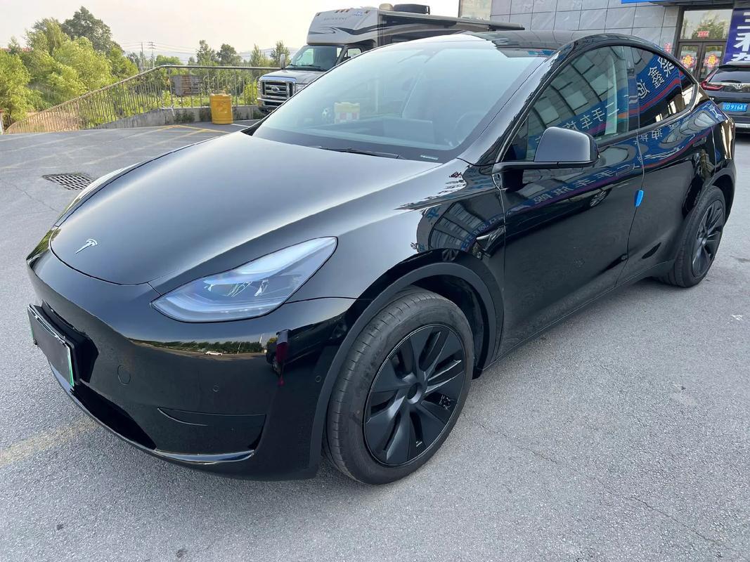 特斯拉 Model Y L：加长版热度不减，保值率坚挺
Model Y L 作为