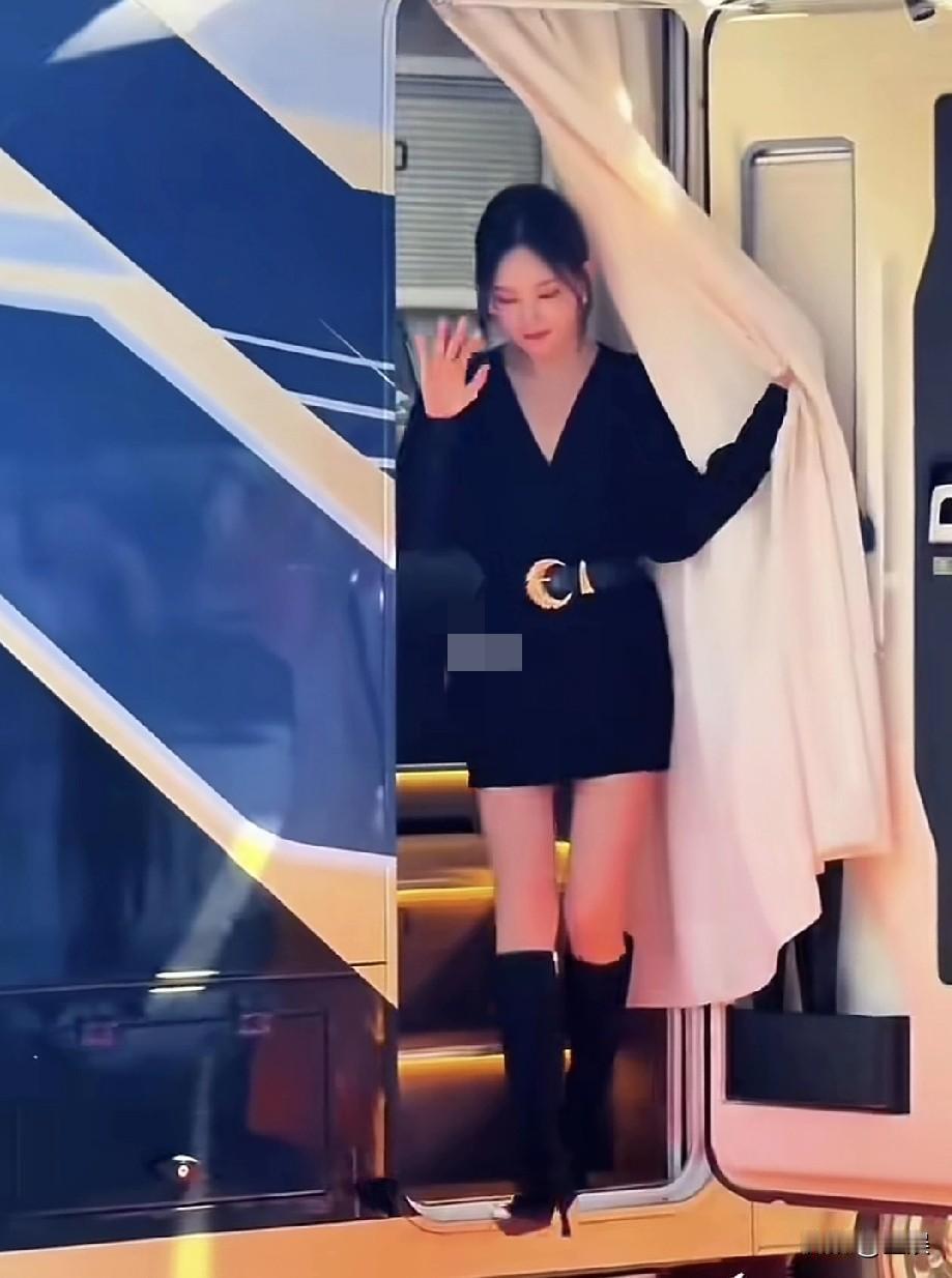 李一桐黑色连衣裙