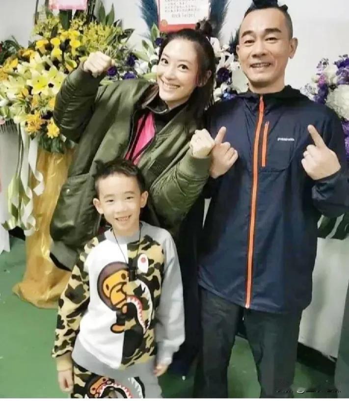 陈小春和妻子儿子的合照，一家三口幸福温馨，儿子可爱，妻子漂亮，陈小春虽已68岁了