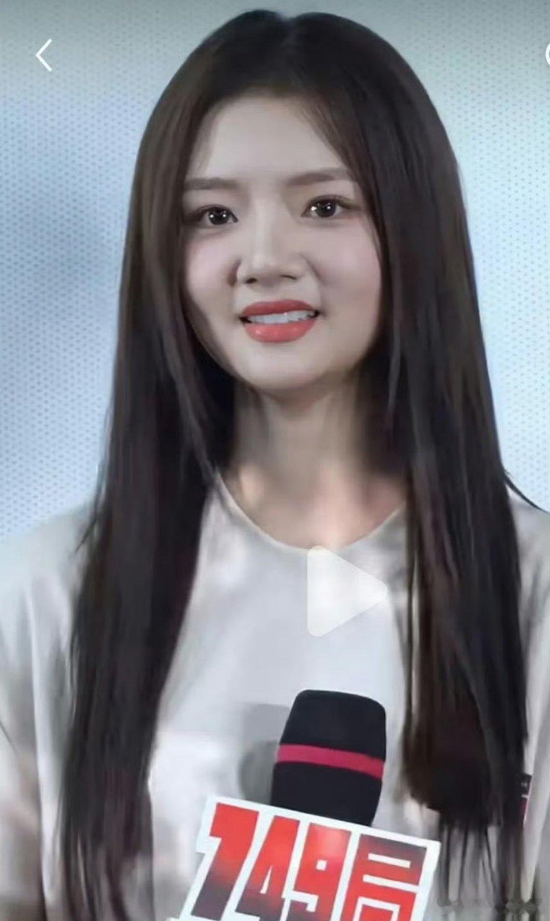 感觉任敏这种长发披肩的造型不是很适合她感觉把脸型都变得更大了。。。。 ​​​