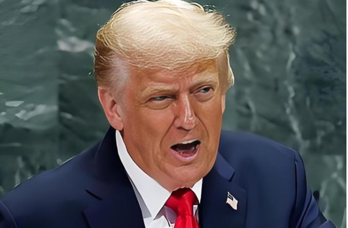 4月15日，特朗普对着镜头大夸中国，还拍着胸脯说：“中国非常高兴，我将霍尔木兹海