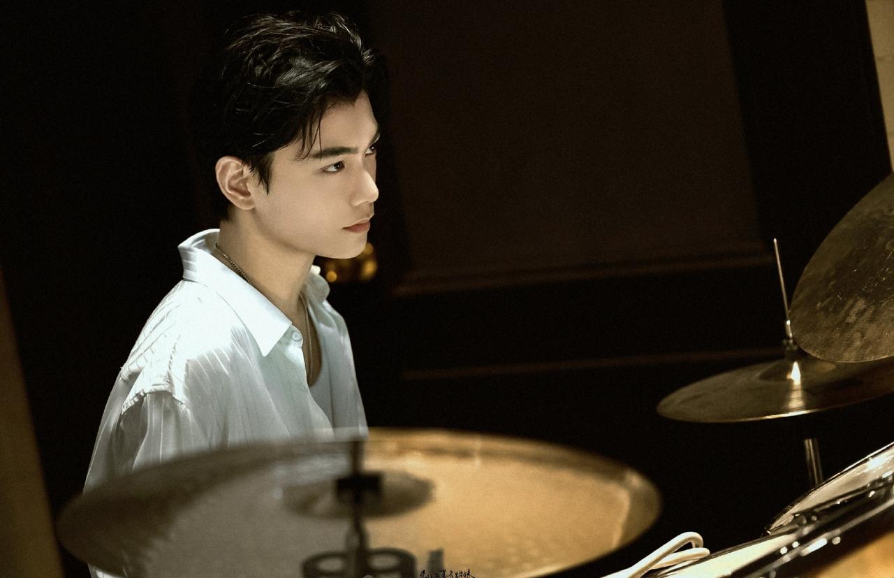 ｜丁禹兮陈伦

一点一点积累的喜欢，一天一天加深的爱意，最终会变成跨越山海的坚定