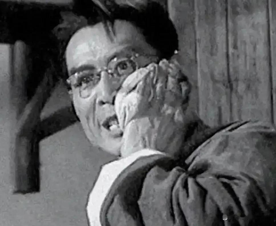 特务把他衣服扒光，四个大汉按着，俩人揪着他命根子拧，他愣是一声没吭。
硬汉吧？