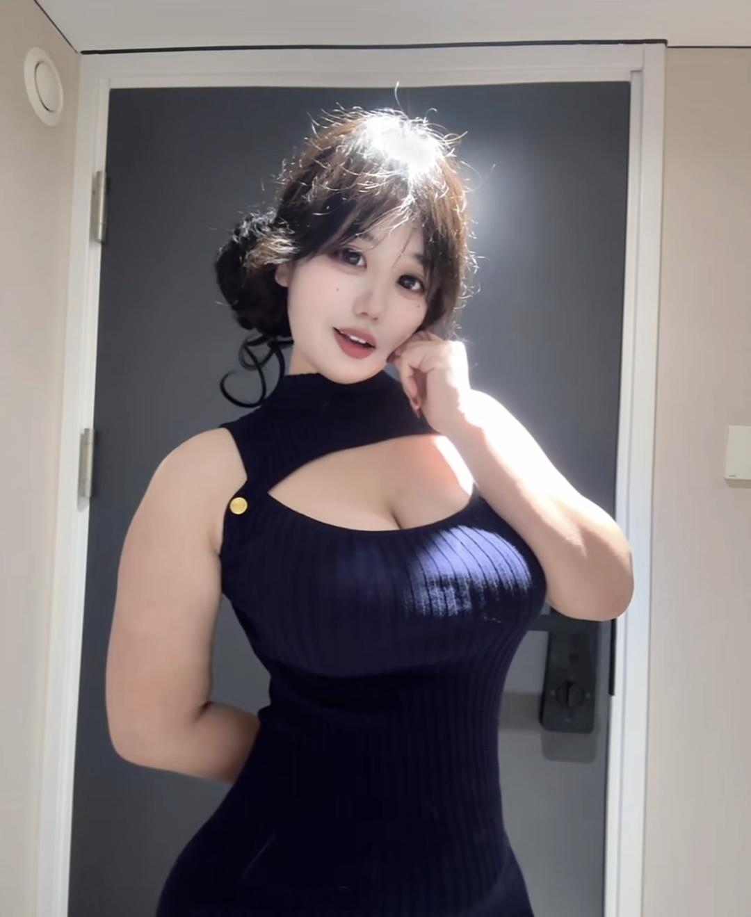 站在门边，指尖不经意地拂过领口，这件针织裙的纹路贴着皮肤，有种恰到好处的亲昵。单