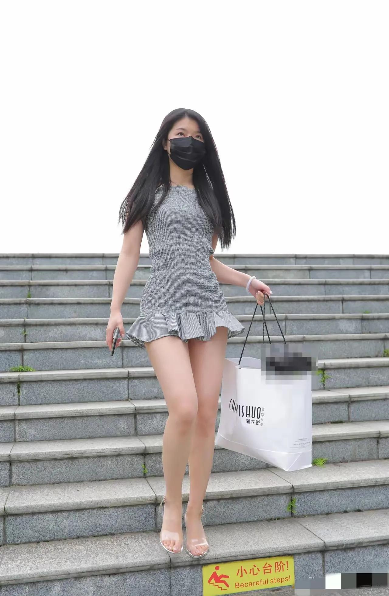 自强的女人，是生活中的璀璨星光。她们有着坚定的眼神和无畏的心。面对困境，从不轻易