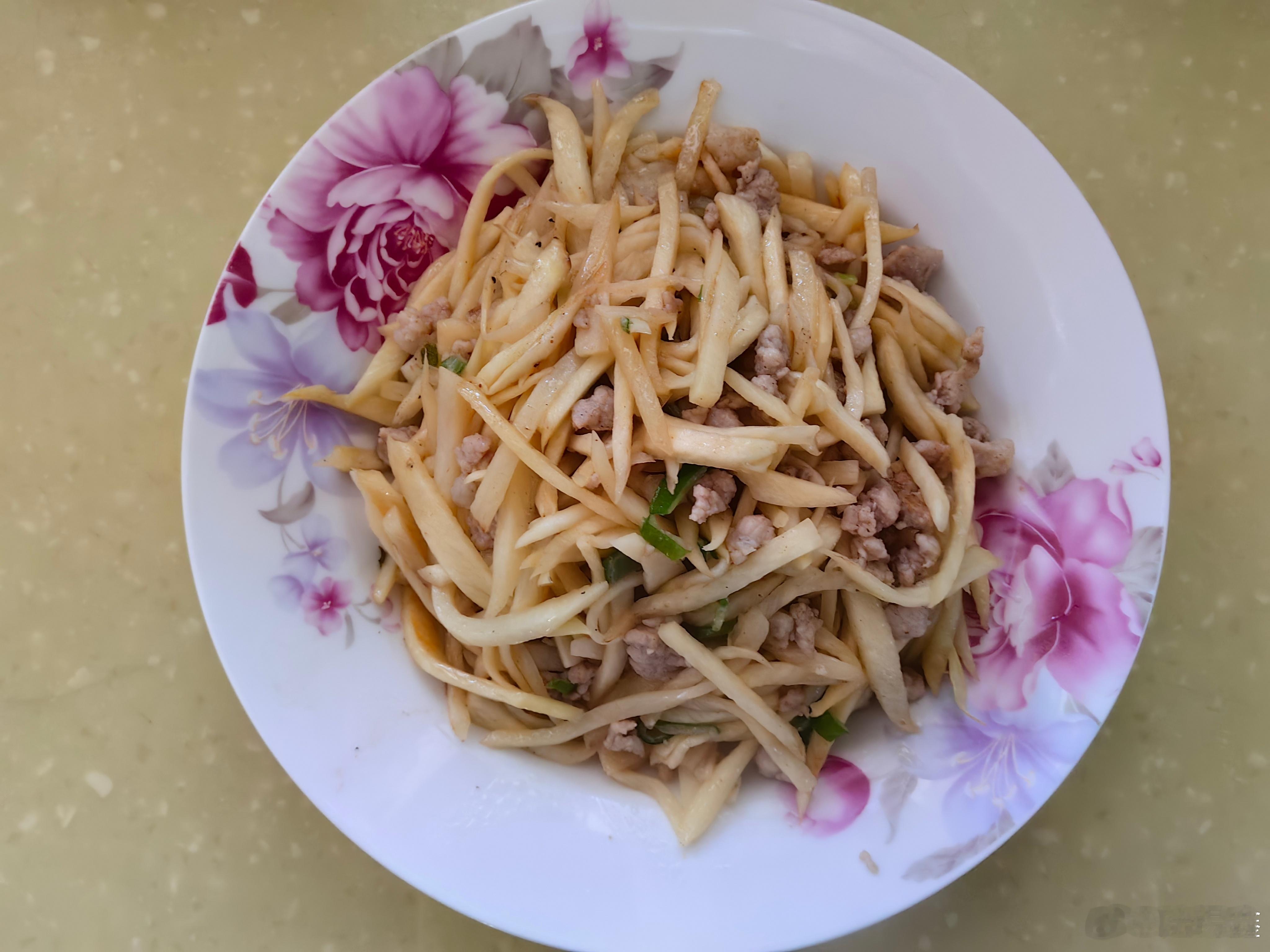 美食分享  茭白肉末、蒸大闸蟹，素炒菠菜，来三两酒。活在当下，过好自己？ 央财硕