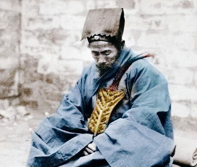1937年，甘肃万佛峡，马家军将一个老道吊起来，还当着他的面，把一个小道士开膛破