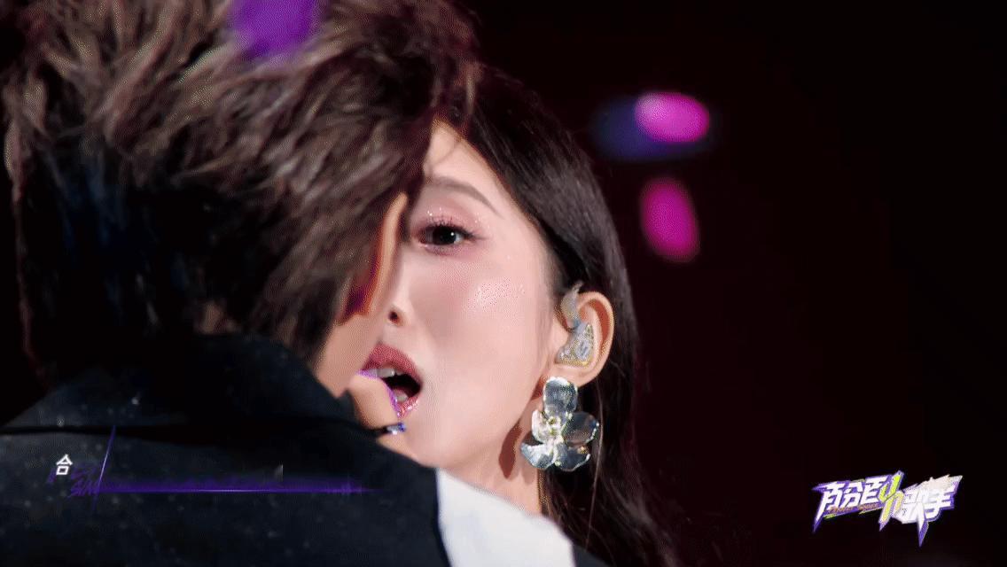 孟美岐歌手pk吴宣仪浪姐 炒团双强孟美岐和吴宣仪，这次要在不同舞台上一较高下，看