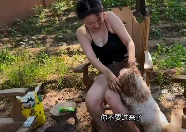 太幸福了！8月15日，霍思燕晒出了自己的居家日常vlog。

她光着膀子穿着吊带