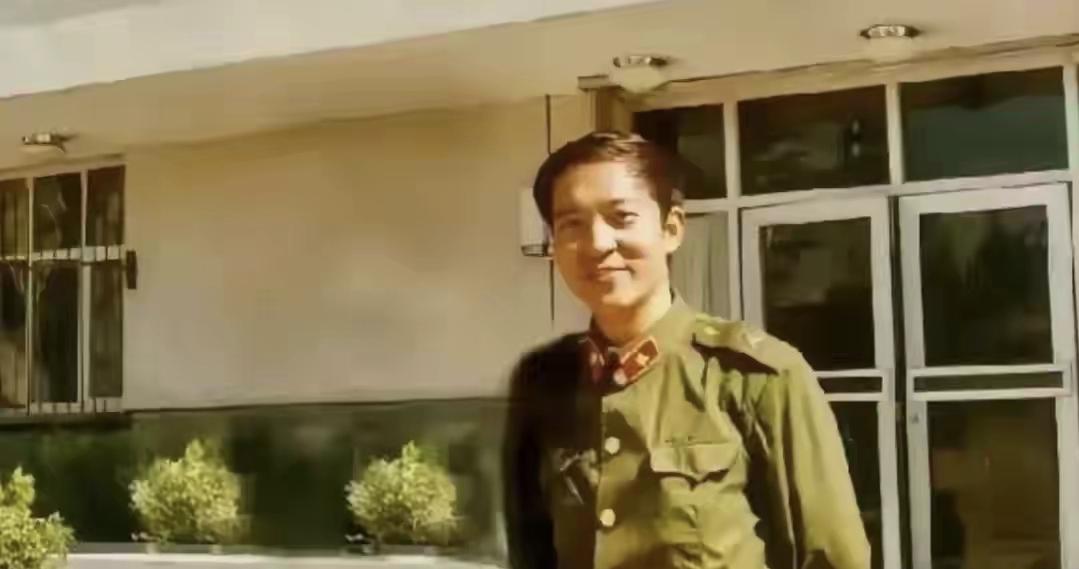 年轻时的牛群当兵在部队的一张留影，那时候是精神阳光小伙子