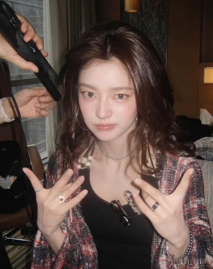 最受韩国网友喜爱的明星出现了，正是徐若晗。她的长相自带清冷韩系氛围感，精致柔和的