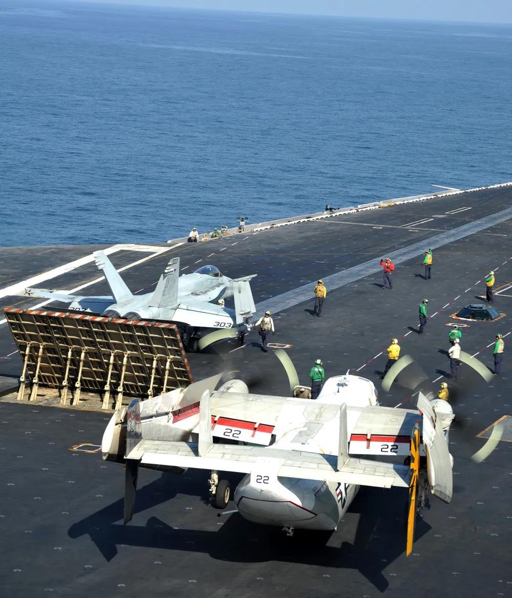 一架分配给战斗机攻击中队151号“警戒者”飞行员的F/A-18C大黄蜂正在准备从