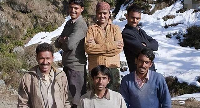 印度“一妻多夫”该如何生活？妻子苦不堪言：和五兄弟轮流过夜，一点都不幸福。
 