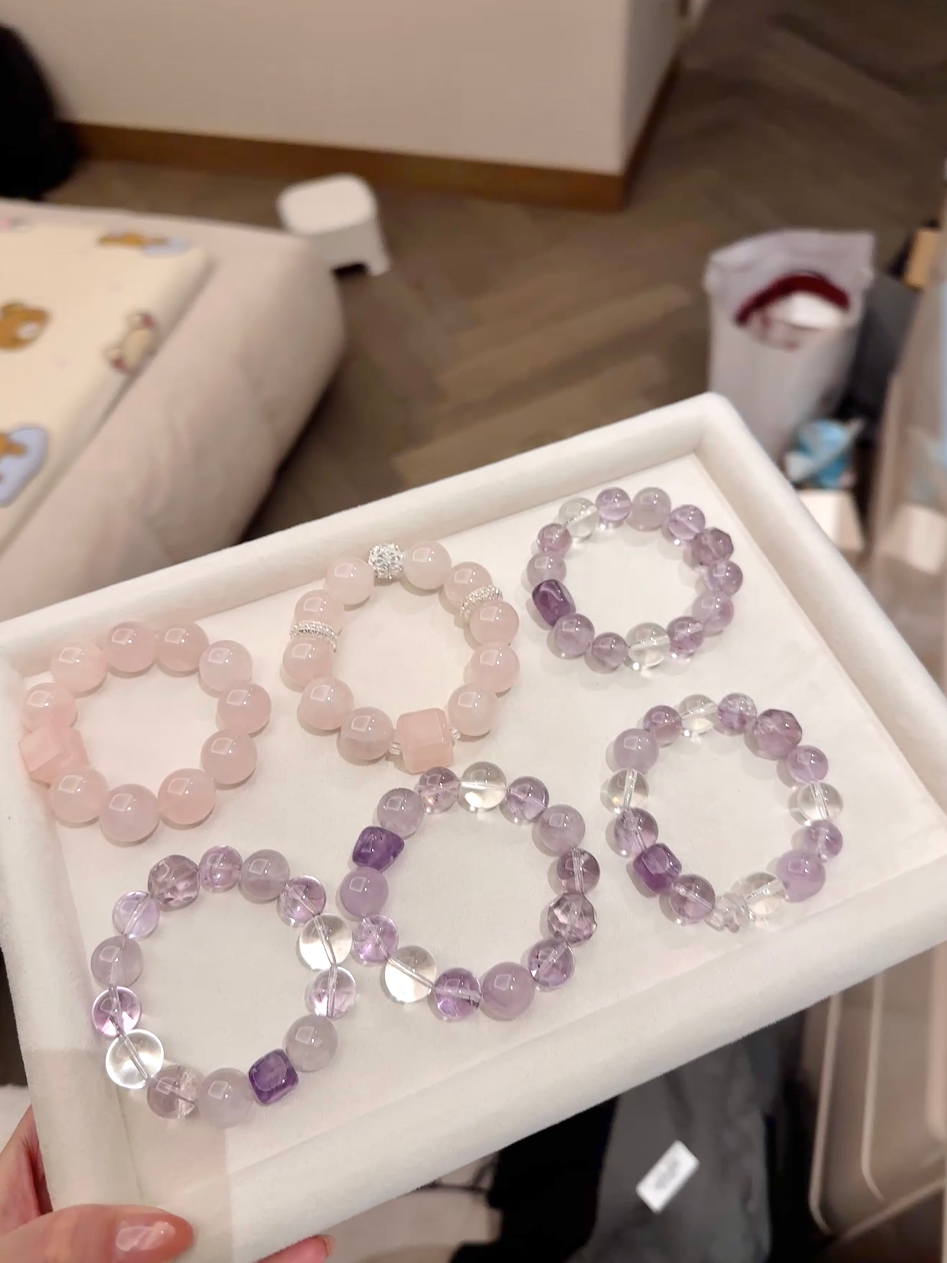 今天做的手串 你们觉得p1的粉色手串加配饰还是不加好呢（顶光和自然光下的样子） 