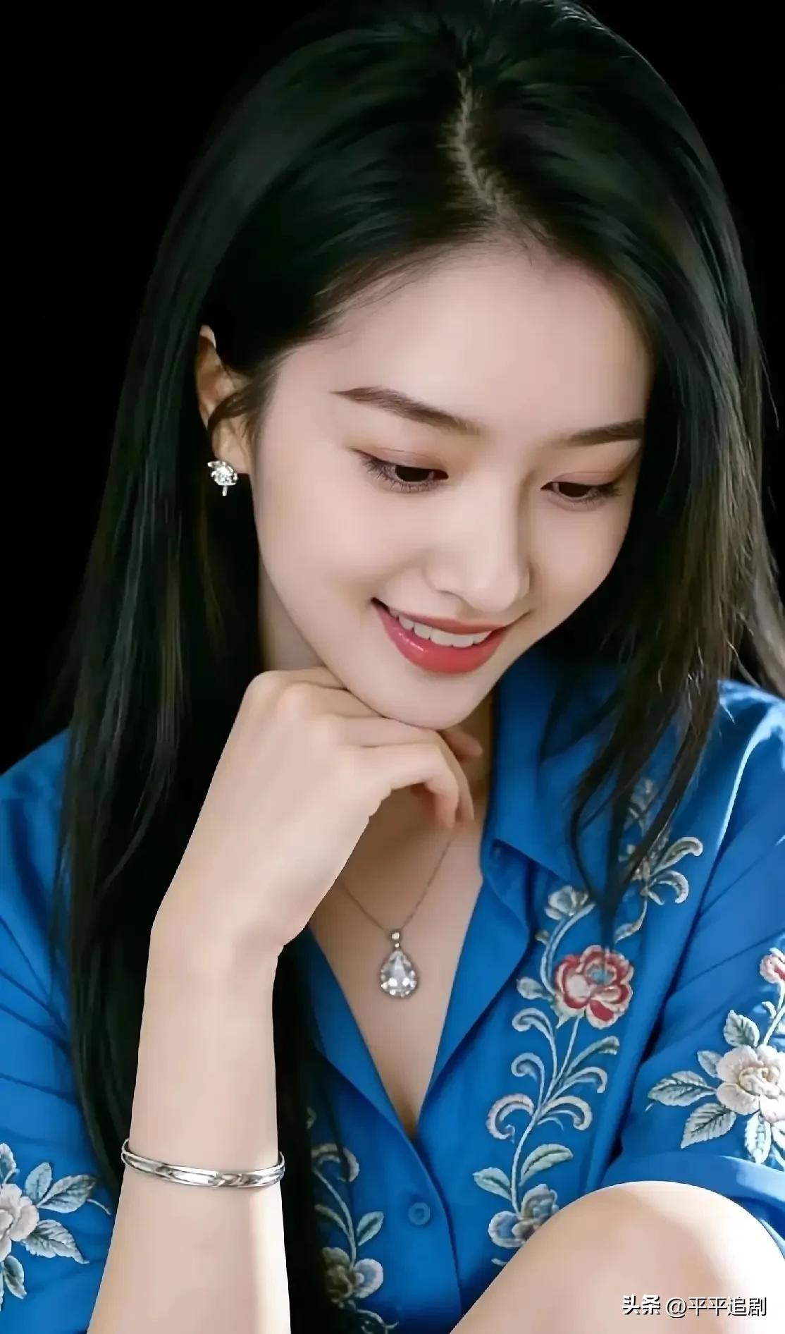 蓝衫绣繁花，笑意藏温柔。
银镯轻响，钻石映光，
在时光里，做鲜活又明媚的自己。