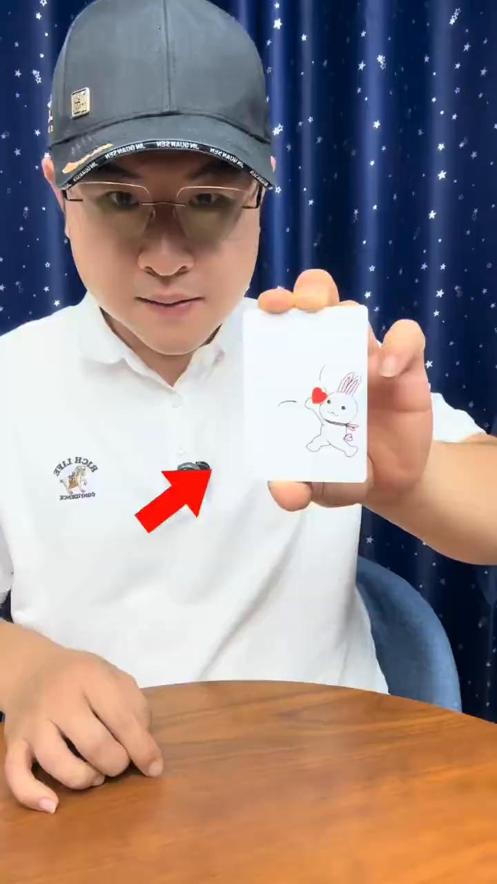 魔术大揭秘。
魔术都是假的，一把钢刀切在了我的手臂上方，但是手臂却没有任何的问题