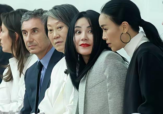 一众同框合照里，王菲永远自带超强辨识度。第一张合照中唯独她一抹亮眼大红唇，气场独