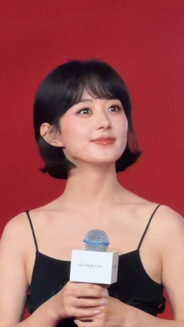 感受甜酷萌！！赵丽颖休息的状态纪梵希全球彩妆及香氛代言人赵丽颖