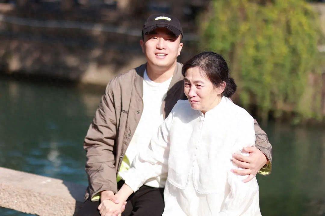 2021年，四川30岁男子每天和57岁母亲一起睡，他洗澡时，母亲也待在浴室，他不