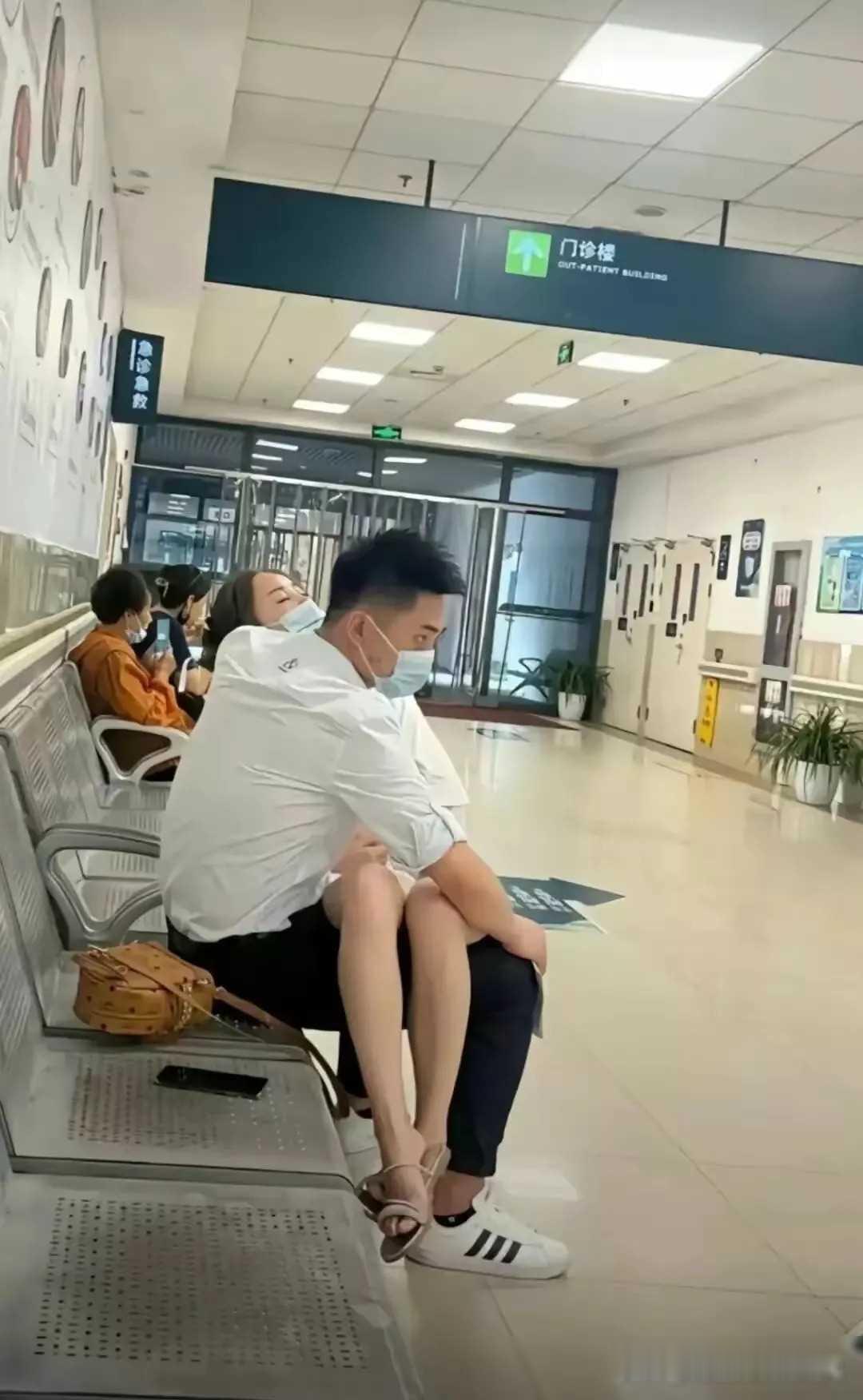 看着这张照片，我真的好羡慕这个女人。她的老公对她的呵护无微不至，让人感动不已。如