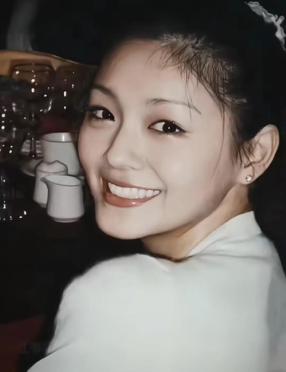大S真的好美，汪的出轨对象张颖颖还在为大S打包不平。